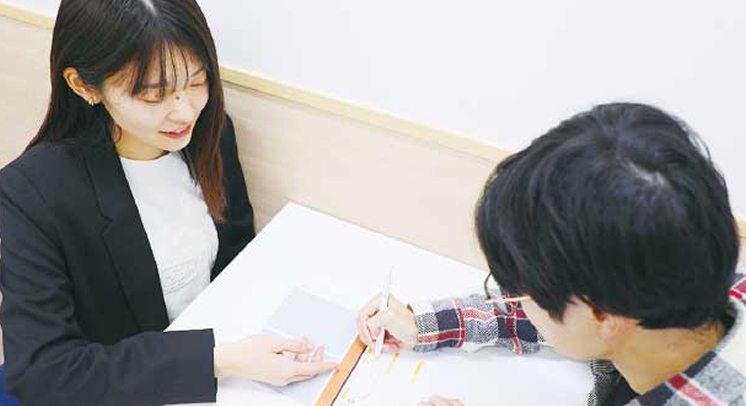 専任のスタッフによる在学中～卒業後の進路サポート