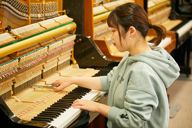 吹奏楽部に所属していた時に月に一度来る学販の方がいろんな種類の楽器を修理している姿を見てピアノと管楽器両方修理できたらかっこいいと思っていました ピアノ 管楽器コース 音楽 芸能と楽器の専門学校 Espエンタテインメント東京